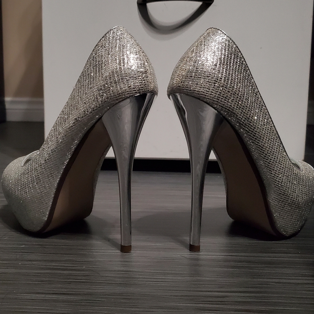Elegant Silver Peep-Toe Heels Size 7 - Picture 4 of 10